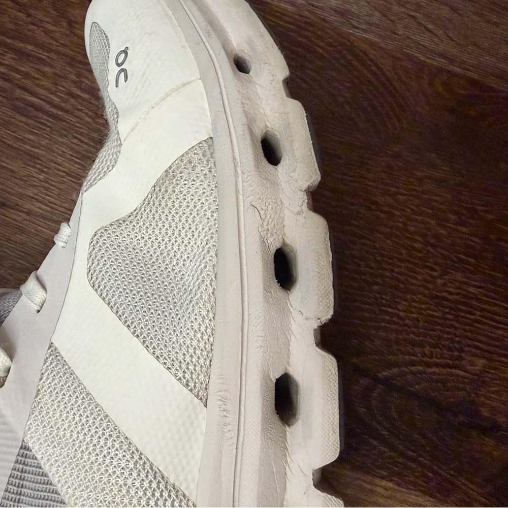 On Running Classic White Lace-Up Shoes - Picture 7 of 7